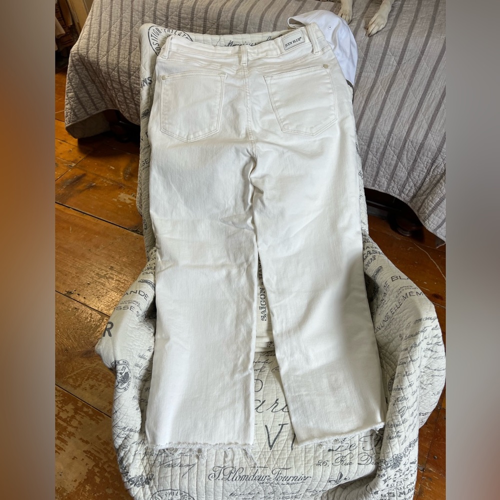 NWOT Wide leg crop Judy Blue white jeans. Size 7/28